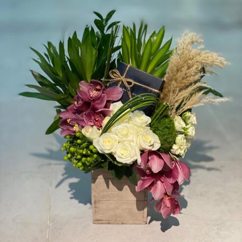 تنسيق هدية على قاعدة خشبية