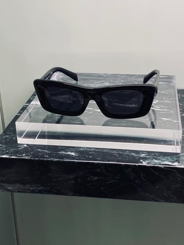 نظارة برادا المميزة