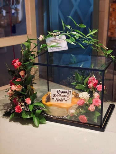 بوكس القزاز مع كيكة منسق بالورد