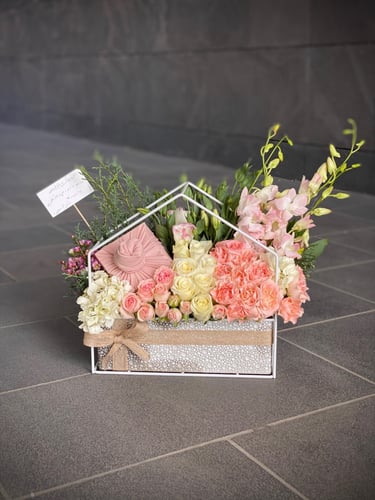 تنسيق هدية على قاعدة خشبية شكل كوخ