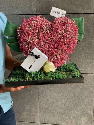 تنسيق الهدية على قاعدة خشبية