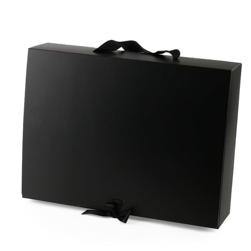 علب ورقية مستطيلة بلون أسود
