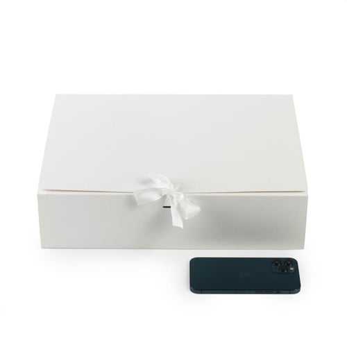 علب ورقية مستطيلة بلون أبيض