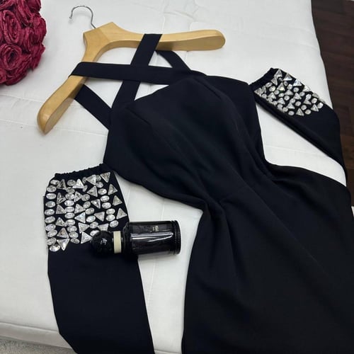 فستان اسود مزين بكرستال