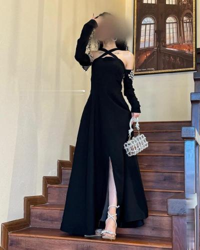 فستان اسود مزين بكرستال