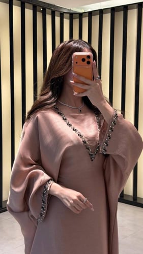 جلابية بفصوص كرستال بتصميم أنيق