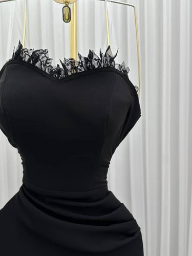 فستان اسود فاخر بدون أكمام بفتحة ساق