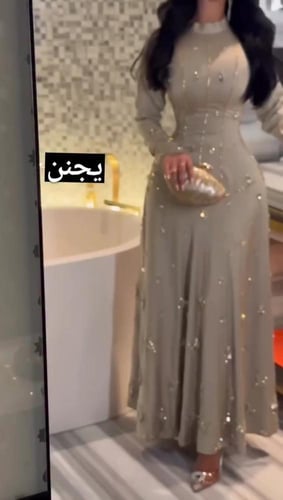 فستان سهرة طويل بلون ذهبي فاتح