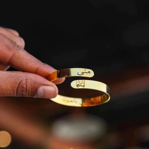 اسواره بالاسم مع رسمه الايادي