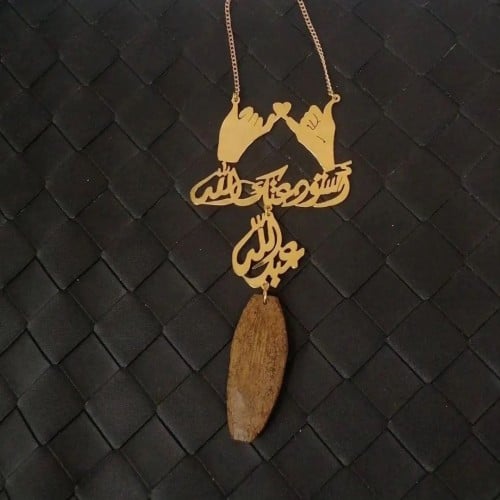 تعليقه بشكل قلب بيدين