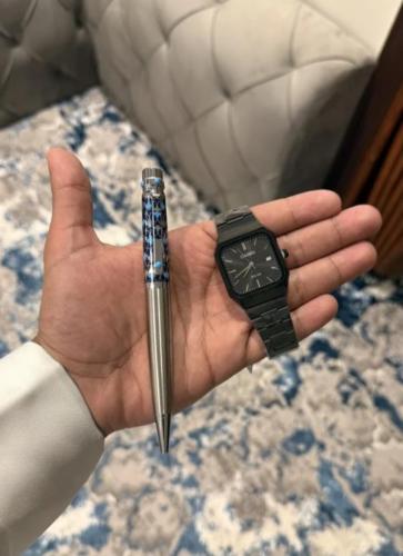 ساعه وقلم أسود