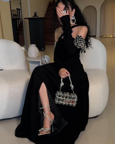 فستان اسود ناعم مع الفصوص