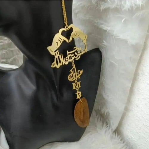 تعليقه بشكل قلب بيدين