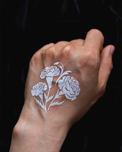 تاتو مؤقت برسمة وردة القطيفة الجيزاني