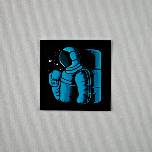 ملصق رائد فضاء يشرب قهوة