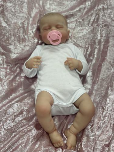 دمية الطفلة الرضيعة