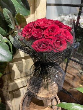 بوكية احمر وتغليف شبك اسود