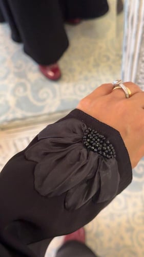 عباية سوداء مزينه بالورود وفيها قطعه داخليه مثل ال...