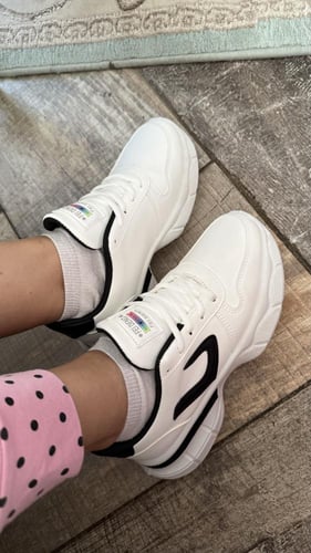 حذاء ابيض واسود رياضي عملي ومريح وانيق