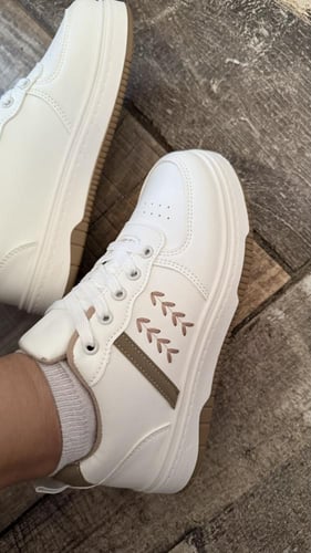 حذاء ابيض وبني رياضي عملي ومريح وانيق