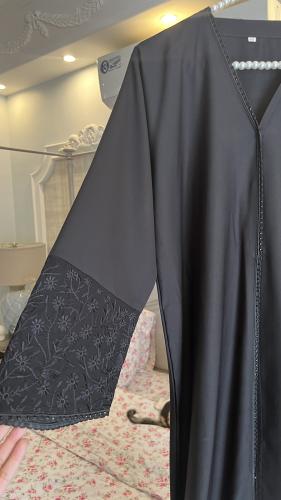 عباية خفيفه وبارده بقصه مستقيمة وطقطق من الاعلى وت...