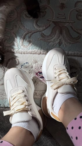 حذاء ابيض وجملي رياضي عملي ومريح وانيق