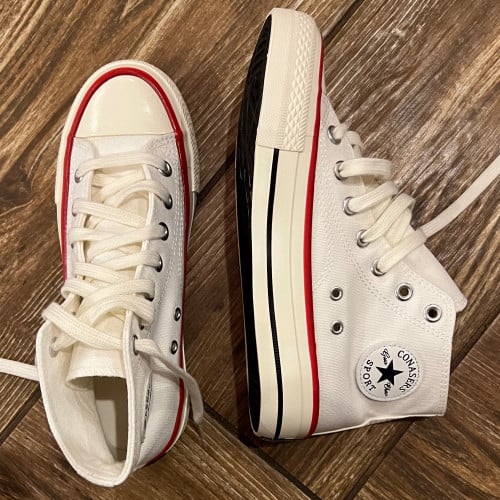 حذاء ابيض بخط احمر رياضي عملي ومريح وانيق