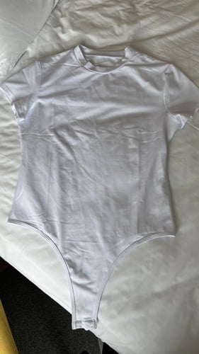 تيشيرت أبيض أكمام قصيرة