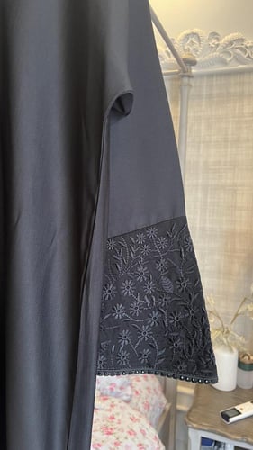 عباية خفيفه وبارده بقصه مستقيمة وطقطق من الاعلى وت...