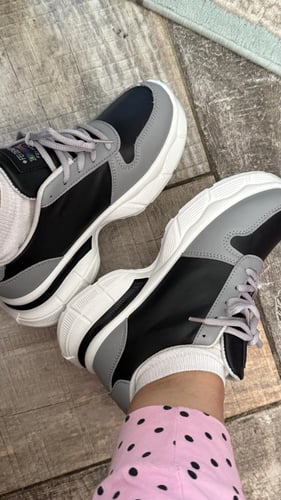 حذاء اسود ورصاصي وابيض رياضي عملي ومريح وانيق