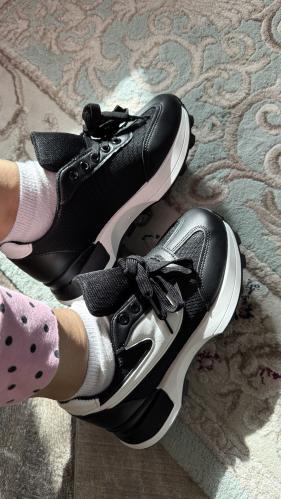 حذاء اسود وابيض رياضي عملي ومريح وانيق