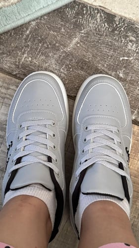 حذاء رصاصي واسود وابيض رياضي عملي ومريح وانيق