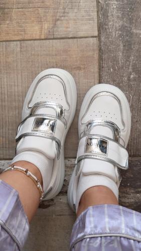 حذاء ابيض وفضي رياضي عملي ومريح