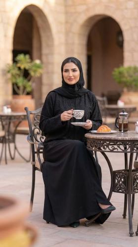 عباية سوداء مطرزه بالخيوط من الصدر والاكمام معاها طرحة ساده