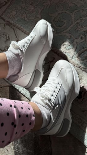 حذاء رصاصي وابيض رياضي عملي ومريح وانيق