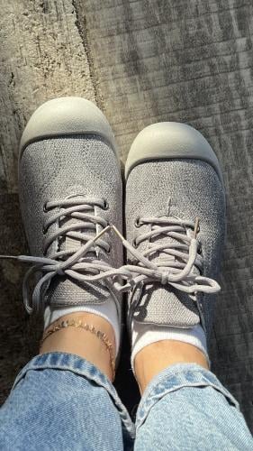 حذاء رياضي رصاصي جميل وأنيق وراقي