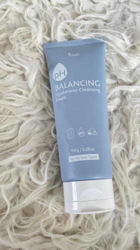 رغوة تنظيف الوجه بحمض الهيالورونيك PH