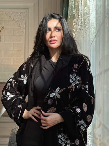 عباية مخمل مطرزة بالخيوط البرونز والفضي بالكامل