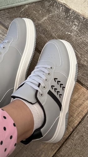 حذاء رصاصي واسود وابيض رياضي عملي ومريح وانيق