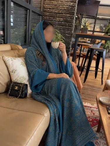 عباية مشجرة فيروزي ناعمه ورقيقه جداً معاها طرحة مشجرة بنفس الالوان ونفس الطرف
