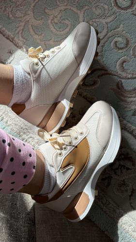 حذاء ابيض وجملي رياضي عملي ومريح وانيق