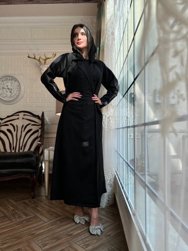 عباية شاموا مرد مزينه بالجلد الاسود من الأكمام