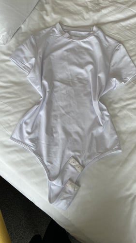 تيشيرت أبيض أكمام قصيرة