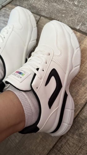 حذاء ابيض واسود رياضي عملي ومريح وانيق