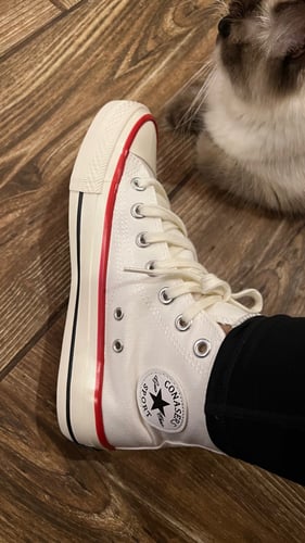 حذاء ابيض بخط احمر رياضي عملي ومريح وانيق