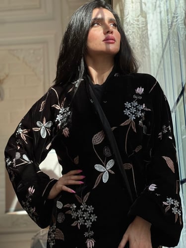 عباية مخمل مطرزة بالخيوط البرونز والفضي بالكامل