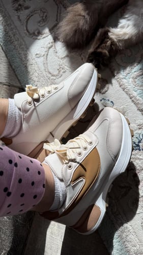 حذاء ابيض وجملي رياضي عملي ومريح وانيق