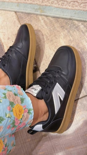 حذاء اسود واسود وابيض رياضي عملي ومريح