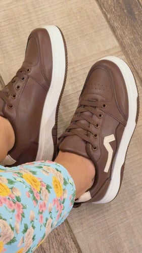 حذاء بني وبيج وابيض رياضي عملي ومريح وانيق