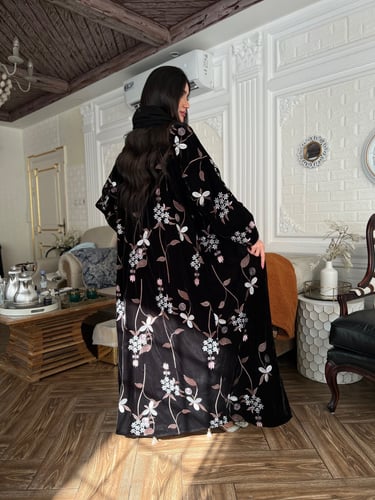 عباية مخمل مطرزة بالخيوط البرونز والفضي بالكامل